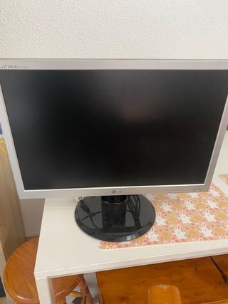 Monitor de mesa LG Flatron L222Ws de segunda mano por 15 EUR en Madrid en  WALLAPOP