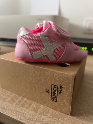 Zapatillas Munich bebé ,número 17 de segunda mano por 8 EUR en Alcorcón en  WALLAPOP