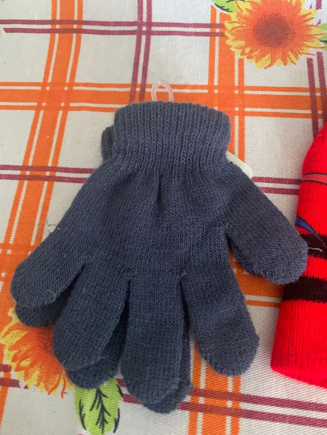 Cappello e guanti, nuovo, 6 anni 