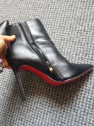 Botines tacón aguja , 36 de segunda mano por 15 EUR en Avilés en WALLAPOP