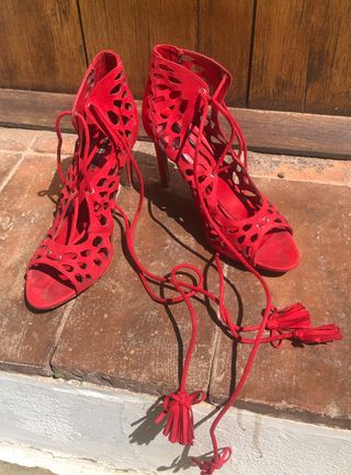 Zapatos rojos tacon ZARA de segunda mano por 5 EUR en Bormujos en WALLAPOP