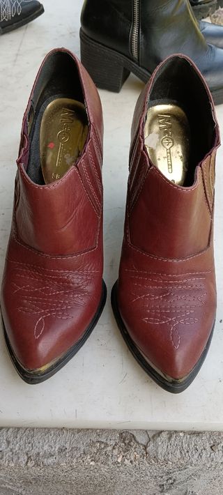 Zapato piel tacón ancho muy cómodos de segunda mano por 6 EUR en Gondomar  en WALLAPOP