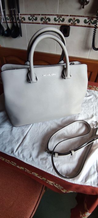 Bolso gris claro de Michael Kors de segunda mano por 110 EUR en Madrid en  WALLAPOP