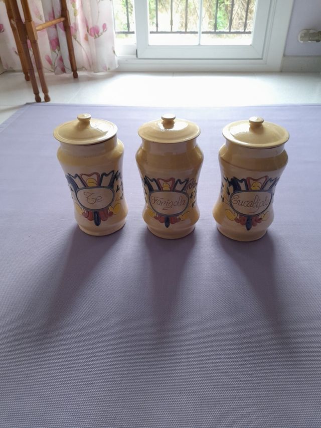 Tre barattoli da cucina. Il prezzo è per tutti e tre