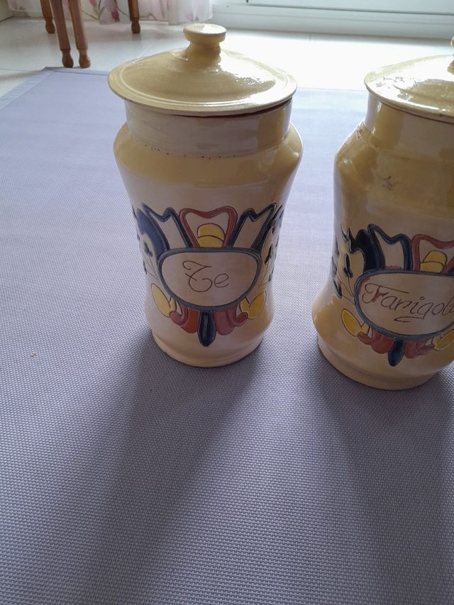 Tre barattoli da cucina. Il prezzo è per tutti e tre