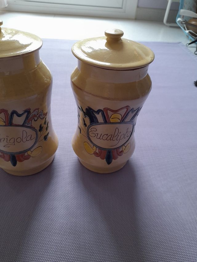 Tre barattoli da cucina. Il prezzo è per tutti e tre