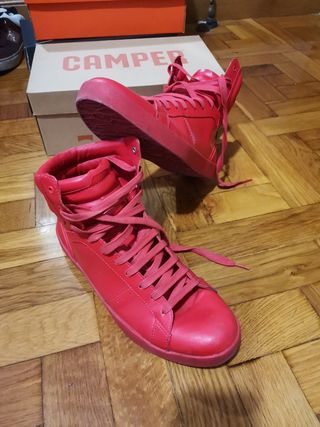 Zapatillas altas rojas Zara de segunda mano por 25 EUR en Pamplona en  WALLAPOP