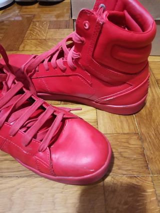 Zapatillas altas rojas Zara de segunda mano por 25 EUR en Pamplona en  WALLAPOP