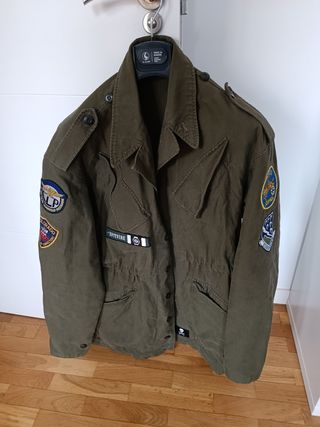 Chaqueta militar belga verde con parches militares de segunda mano por 25  EUR en Madrid en WALLAPOP
