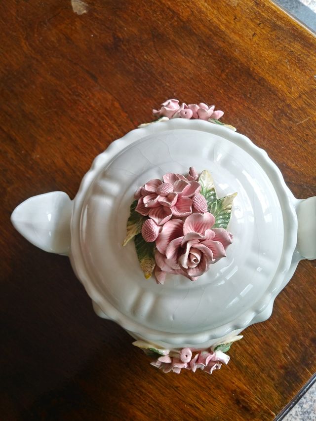 ANTIGUA SOPERA PORCELANA ESTILO MANISES