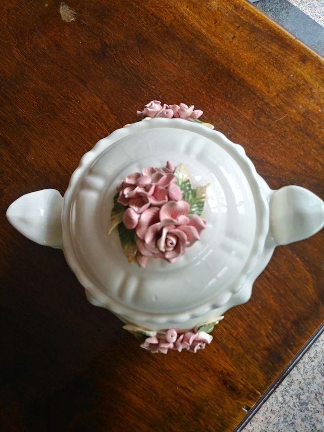 ANTIGUA SOPERA PORCELANA ESTILO MANISES