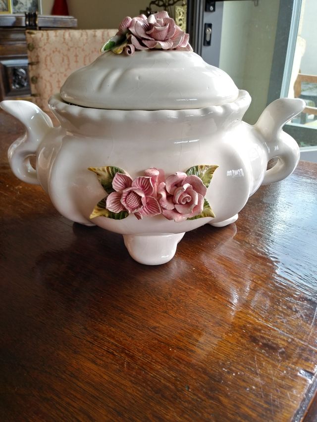 ANTIGUA SOPERA PORCELANA ESTILO MANISES