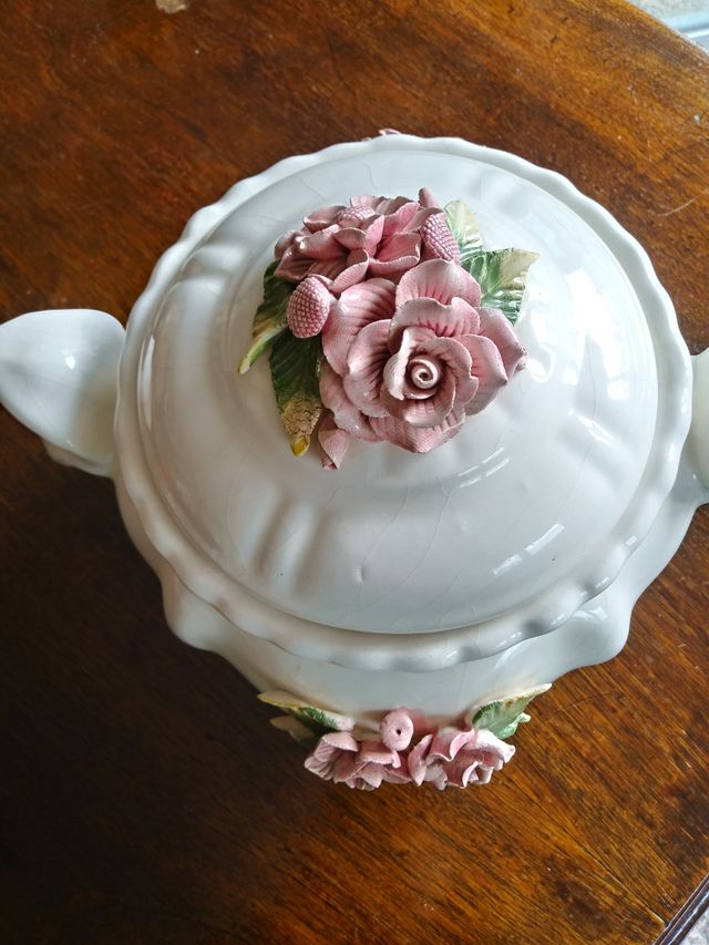 ANTIGUA SOPERA PORCELANA ESTILO MANISES