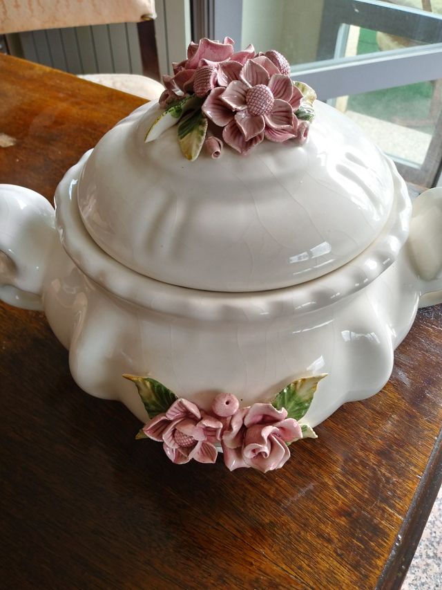 ANTIGUA SOPERA PORCELANA ESTILO MANISES