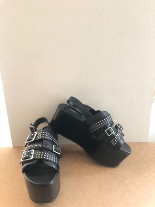 Sandalias plataforma negras con tachuelas de segunda mano por 20 EUR en  Madrid en WALLAPOP