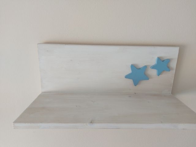 Perchero infantil blanco con 2 estrellas azules