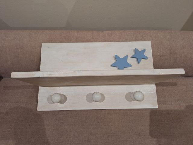 Perchero infantil blanco con 2 estrellas azules