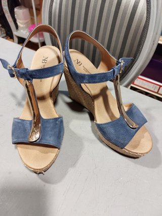 Sandalias cuña alta de segunda mano por 15 EUR en Vigo en WALLAPOP