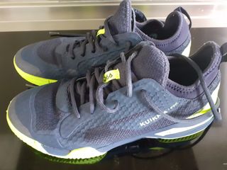 ZAPATILLAS PADEL SUELA ESPIGA talla 42 1\\/2 o 43 de segunda mano por 23 EUR  en A Patiña en WALLAPOP