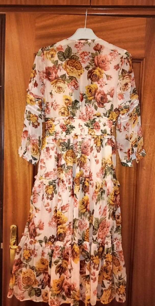Vestido midi flores de Stradivarius