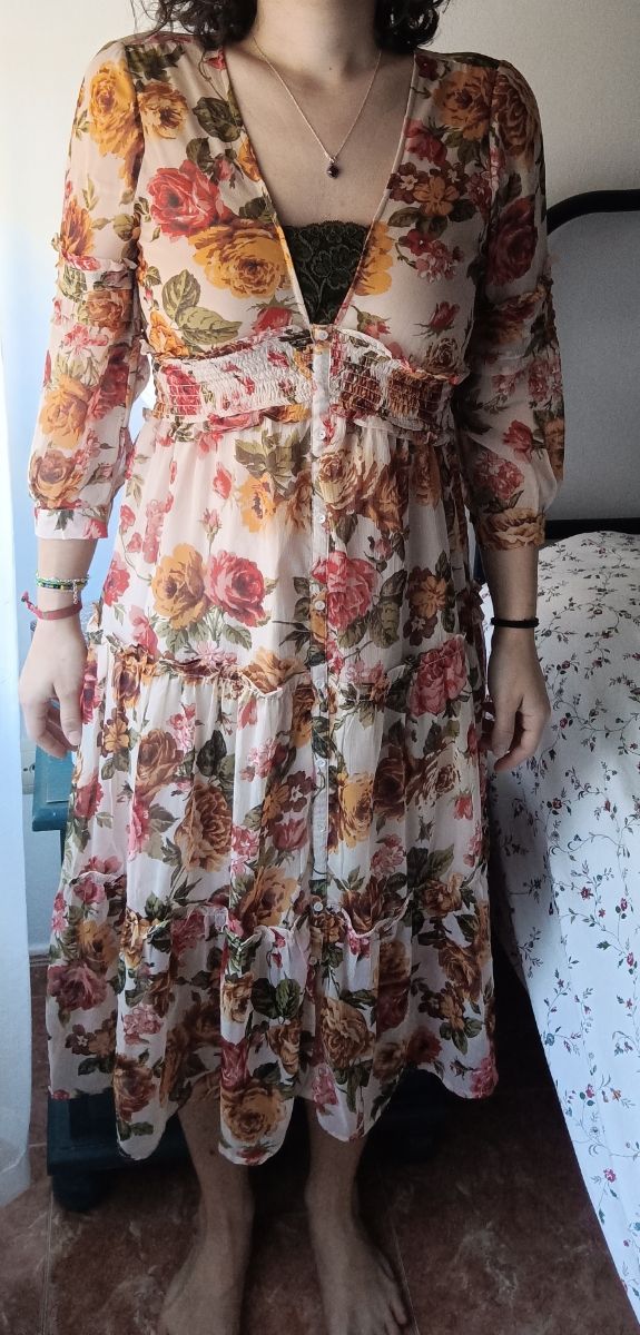 Vestido midi flores de Stradivarius