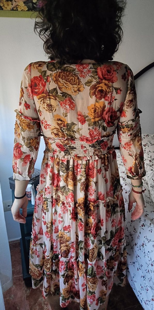 Vestido midi flores de Stradivarius