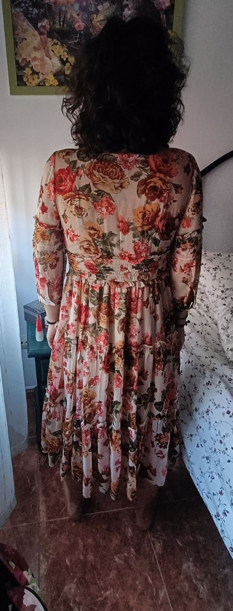 Vestido midi flores de Stradivarius