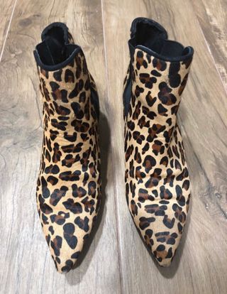 Hay unos botines de punta cuadrada y estampado animal en Zara que tiene el  tacón más cómodo de este 2020
