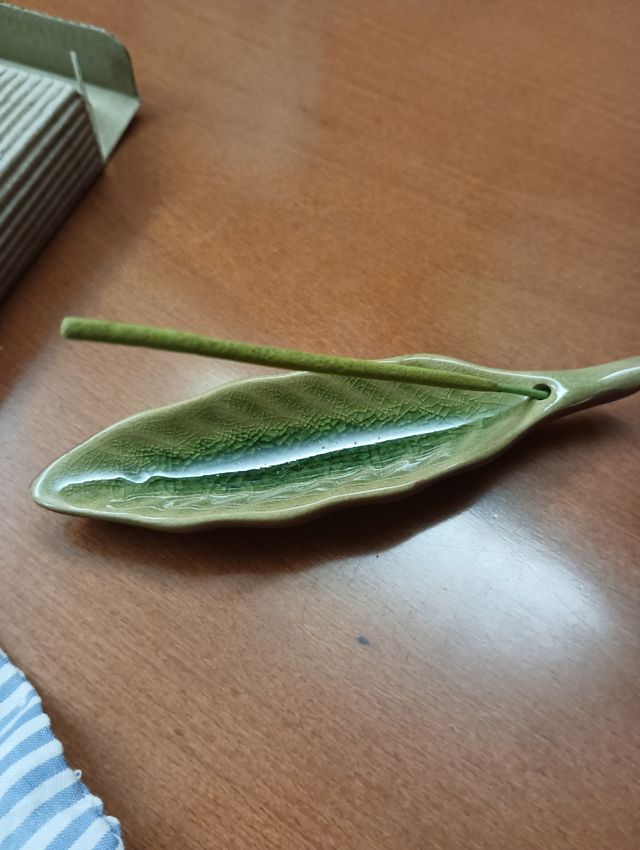 Quemador de incienso con incienso y estuche.