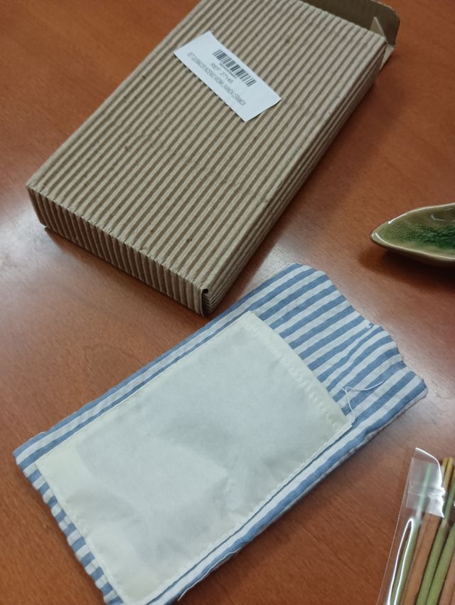 Quemador de incienso con incienso y estuche.