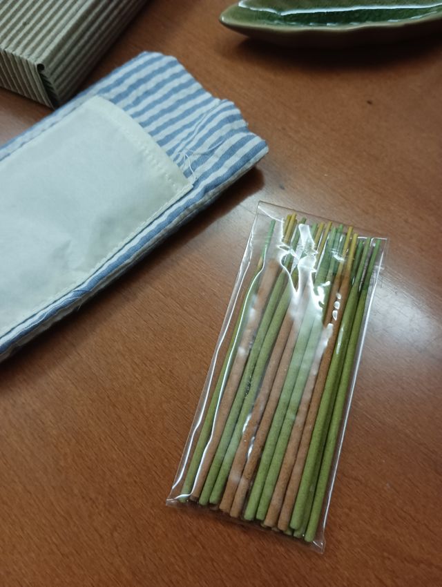 Quemador de incienso con incienso y estuche.