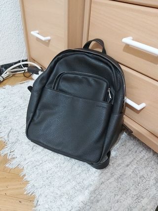 Mochila negra parfois de segunda mano por 8 EUR en Madrid en WALLAPOP