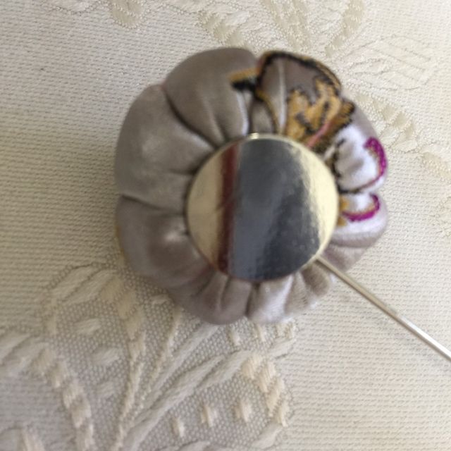 Broche alfiler coreano en seda natural