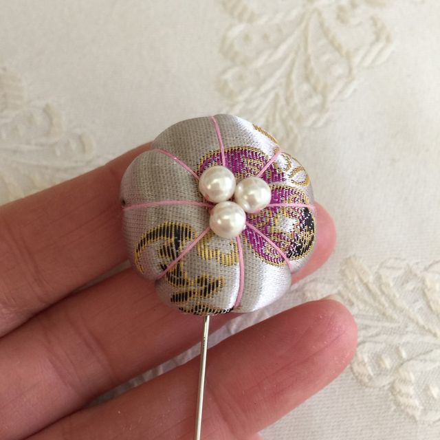 Broche alfiler coreano en seda natural