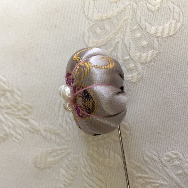 Broche alfiler coreano en seda natural