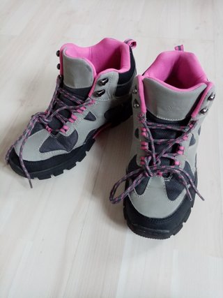 Botas de montaña para mujer de segunda mano por 5 EUR en Moralzarzal en  WALLAPOP
