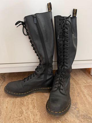 Botas altas Dr. Martens de segunda mano por 110 EUR en Collbató en WALLAPOP