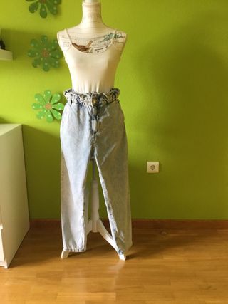 Vaqueros mujer de Zara talla 40-42 de segunda mano por 15 EUR en La Flecha  en WALLAPOP