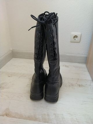 Bota alta plana , piel de segunda mano por 30 EUR en Sarriguren en WALLAPOP
