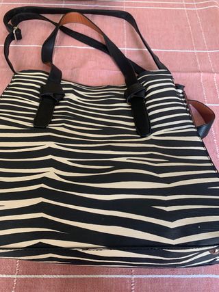 Bolso Parfois dibujo cebra de segunda mano por 10 EUR en Madrid en WALLAPOP