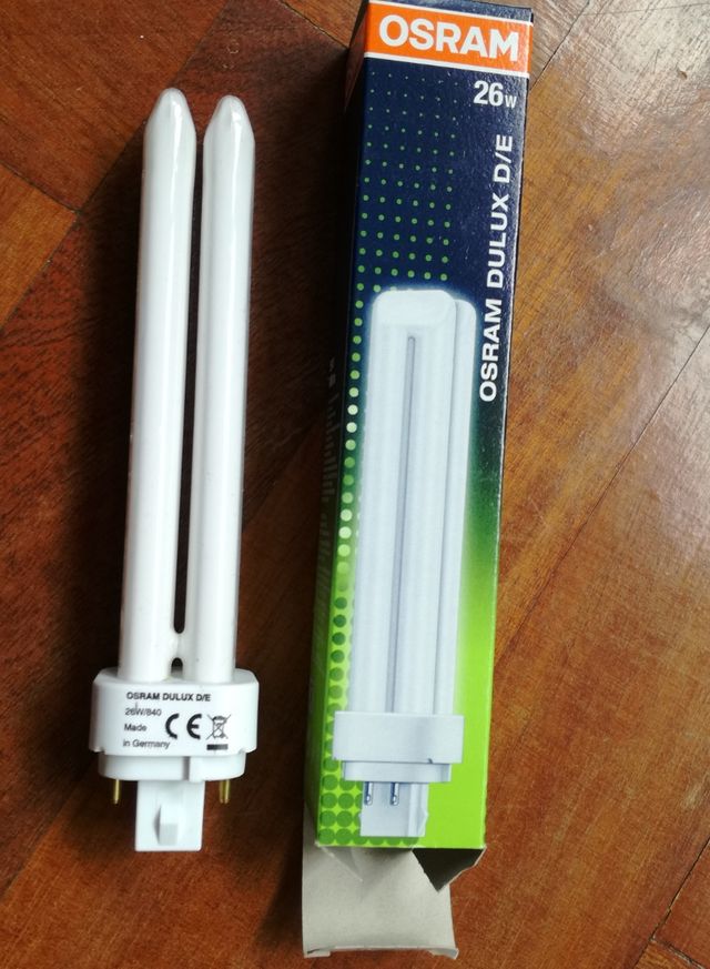 Bombilla OSRAM DULUX D/E 26W. NUEVA en su caja.