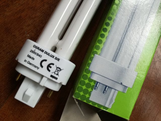 Bombilla OSRAM DULUX D/E 26W. NUEVA en su caja.