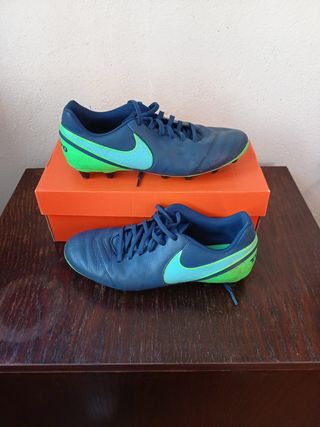 Botas de fútbol Multitacos NIKE de segunda mano por 20 EUR en Alhaurín de  la Torre en WALLAPOP