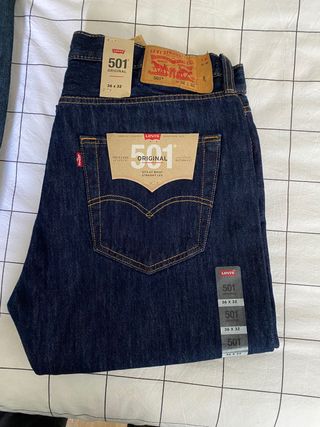 Levis 501 etiqueta roja de segunda mano por 100 EUR en Paterna en WALLAPOP