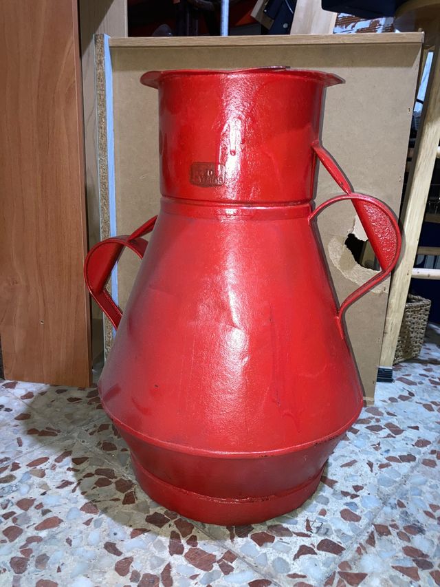 Aceitera de metal verde  y roja