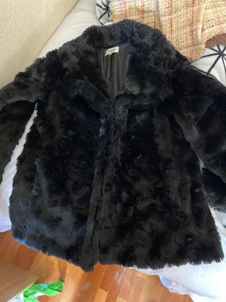 Abrigo pelo formula joven de segunda mano por 12 EUR en Pamplona en WALLAPOP