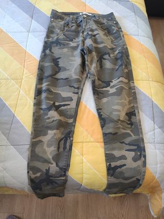 Pantalón militar bershka de segunda mano por 4 EUR en Barcelona en WALLAPOP