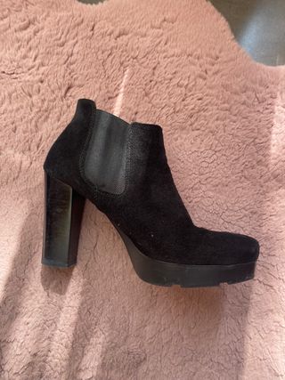 Botines negros tacón piel de segunda mano por 15 EUR en Barcelona en  WALLAPOP