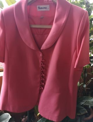 Chaqueta de mujer y top color salmón talla 48 de segunda mano por 10 EUR en  Madrid en WALLAPOP