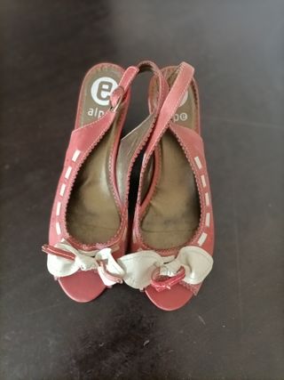 Sandalias de tacón bajo de segunda mano en Zaragoza en WALLAPOP